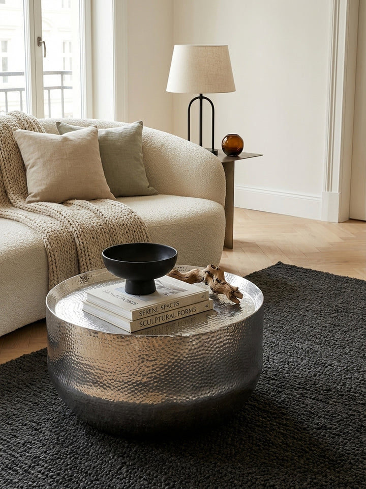 Orientalischer Sofatisch 60x35 cm aus Metall von oben gesehen, zeigt die runde Tischplatte mit erhöhtem Rand und stilvoller Dekoration im Raum._