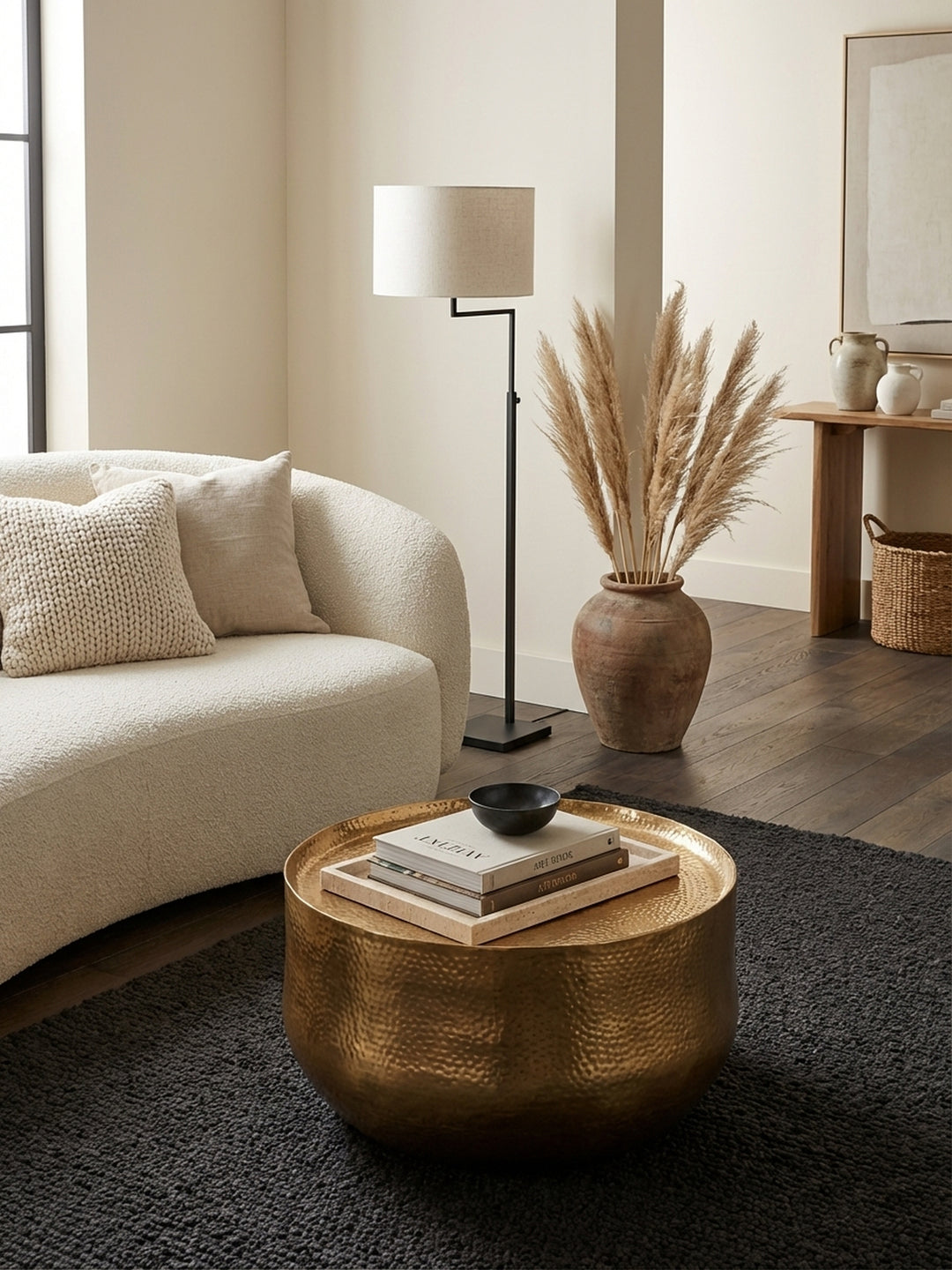 Designer Sofatisch aus Aluminium mit Hammerschlag-Oberfläche, von oben betrachtet in einem stilvollen Wohnambiente. Der Tisch hat einen Durchmesser von 60 cm._