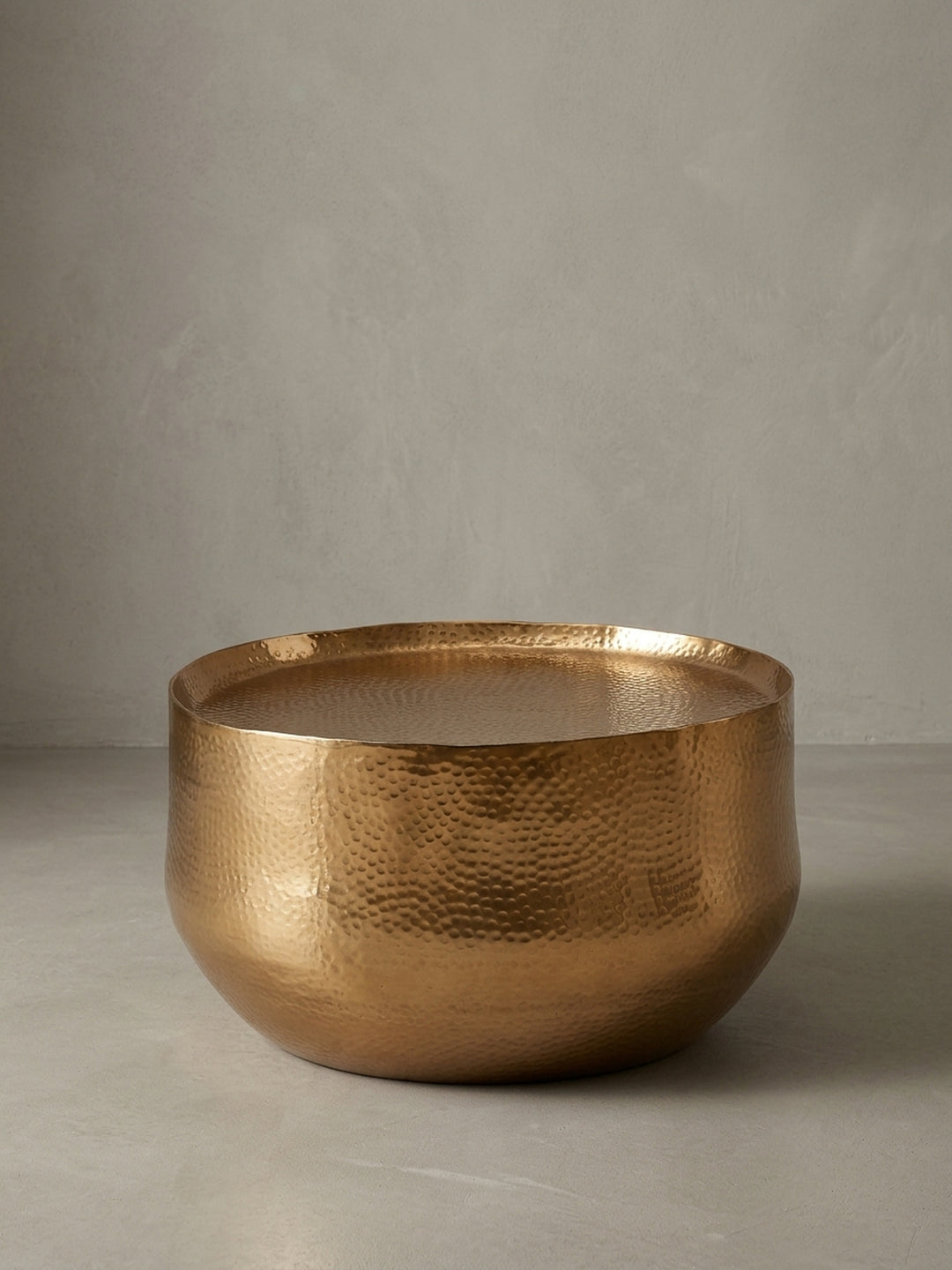 Seitenansicht des 35 cm hohen Designer-Sofatischs in Gold. Die konische Form und der erhöhte Rand der Tischplatte sind deutlich zu erkennen._
