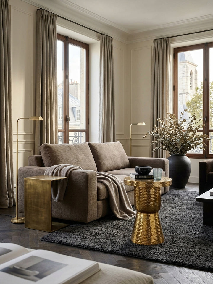 Luxuriöser goldener Beistelltisch aus Aluminium mit Hammerschlag-Design im eleganten Wohnzimmer. Der 43x59x43 cm große Metalltisch steht stilvoll als Highlight neben einem modernen Sofa._