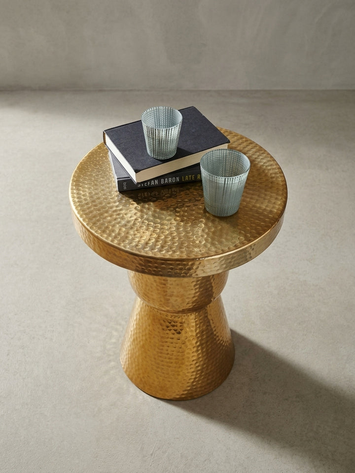 Alternative Perspektive des kleinen Beistelltischs in Gold. Das glänzende Aluminium mit Hammerschlag-Finish macht den runden Ablagetisch zu einem vielseitigen Design-Highlight._