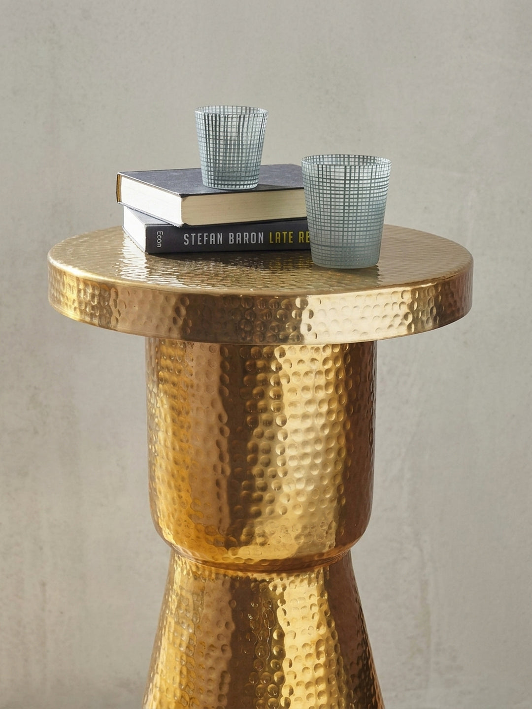 Technische Zeichnung des goldenen Beistelltischs mit exakten Maßen: L:43cm x B:43cm x H:59cm. Die Skizze zeigt Standfläche und Ablage für eine präzise Wohnzimmer-Planung._