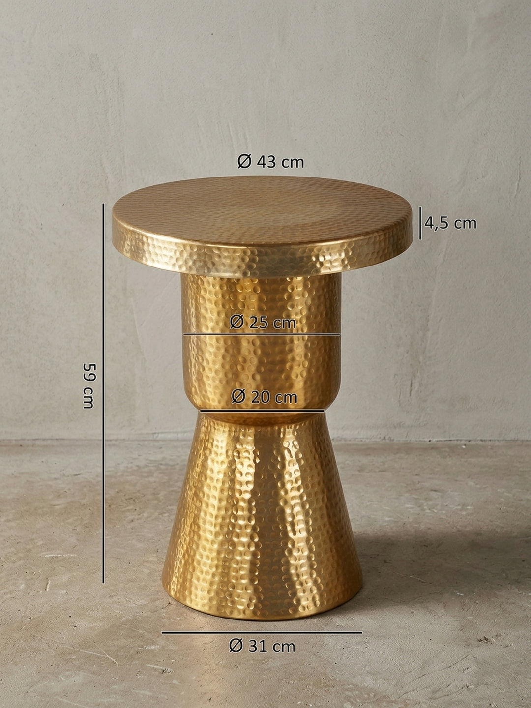 Rückwärtige Detailansicht des goldenen Anstelltisches. Die durchgehende Hammerschlag-Optik des Aluminiumkorpus zeugt von handwerklicher Qualität bei diesem exklusiven Dekotisch._