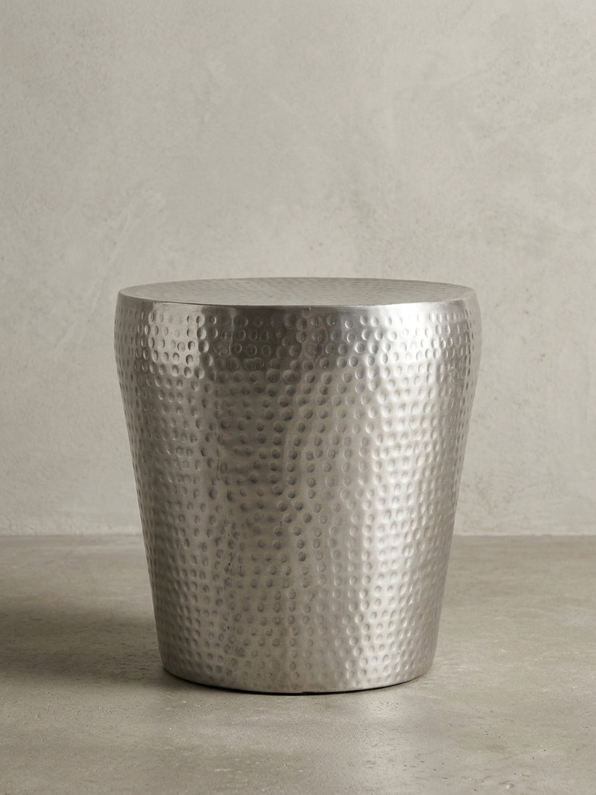Technische Zeichnung des runden Beistelltisches aus Aluminium. Die exakten Abmessungen des silbernen Dekotisches betragen L: 41 cm, B: 41 cm und H: 41 cm für eine optimale Raumplanung._