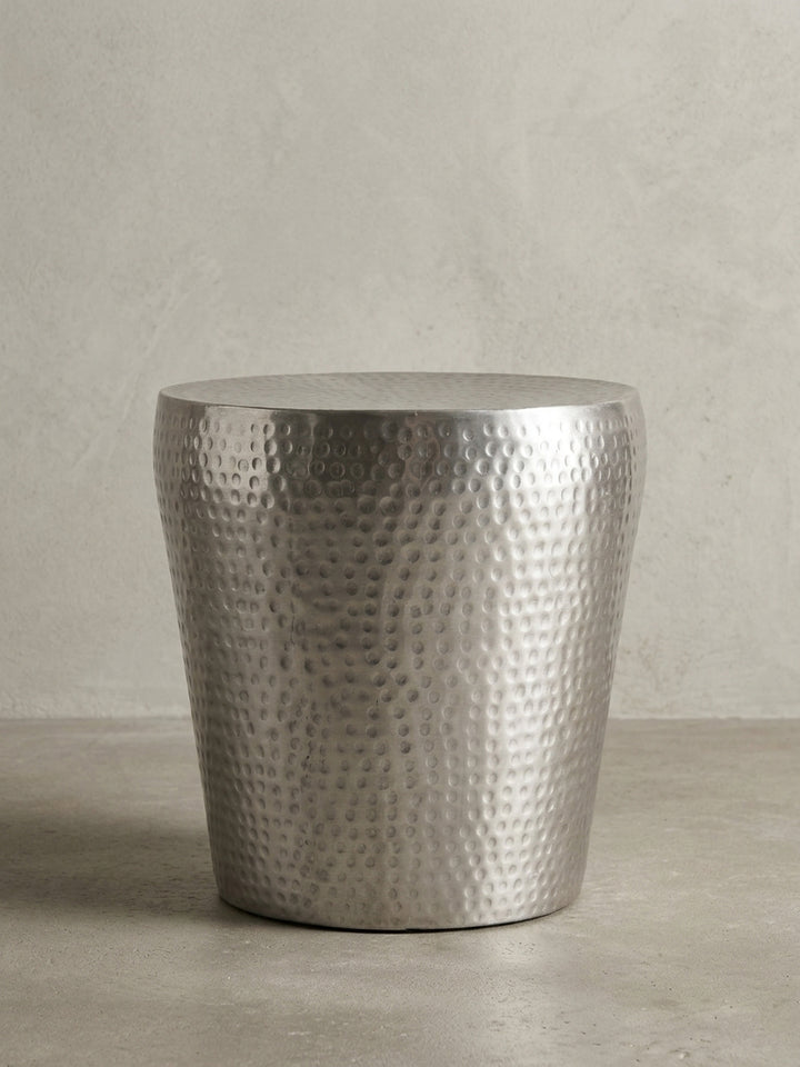 Technische Zeichnung des runden Beistelltisches aus Aluminium. Die exakten Abmessungen des silbernen Dekotisches betragen L: 41 cm, B: 41 cm und H: 41 cm für eine optimale Raumplanung._
