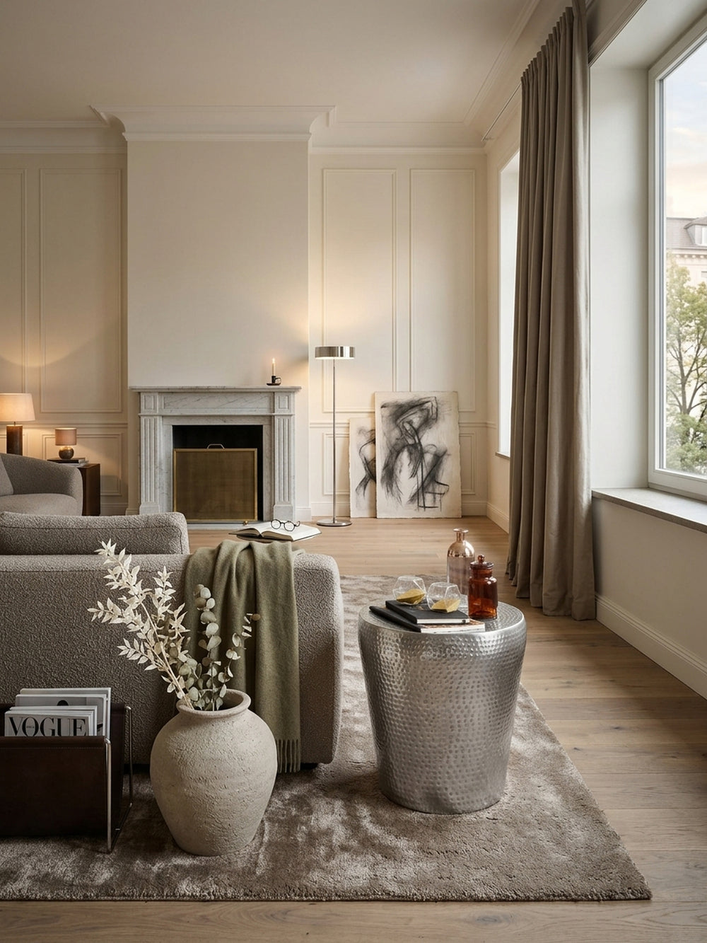 Runder Beistelltisch aus Aluminium in Silber (41x41x41cm) im Wohnzimmer. Der orientalische Dekotisch mit Hammerschlag-Design harmoniert perfekt mit dem hellen, modernen Wollteppich._