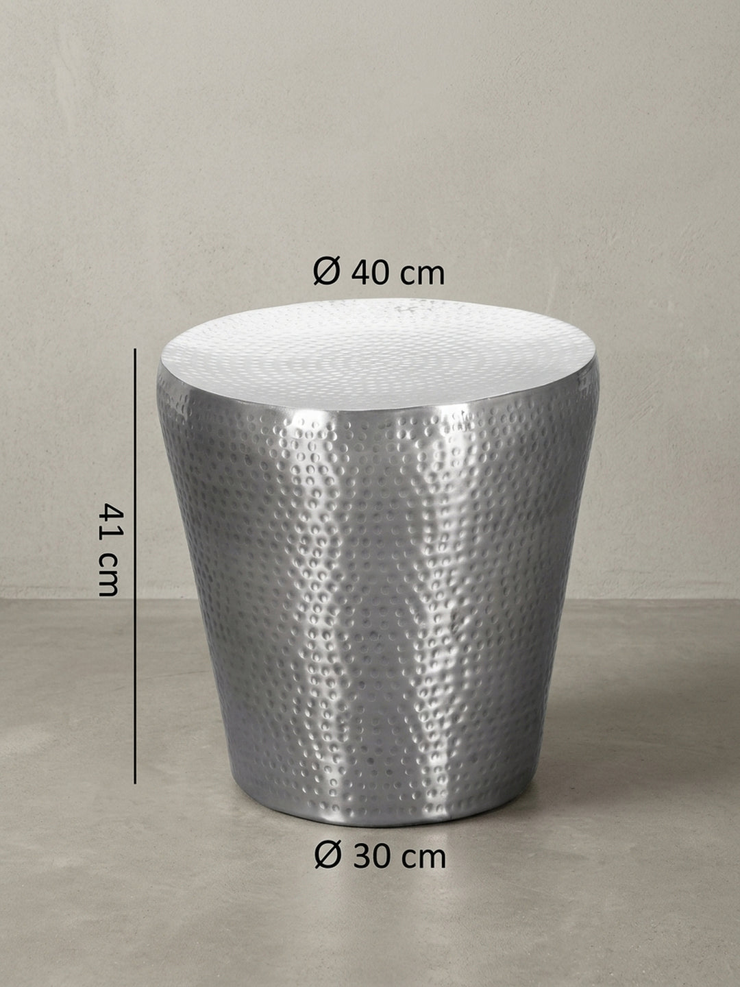 Detailreiche Rückansicht des orientalischen Dekotisches in Silber. Die durchgehende Hammerschlag-Struktur des 41cm hohen Aluminiumtisches zeugt von absolut hochwertiger Handwerkskunst._