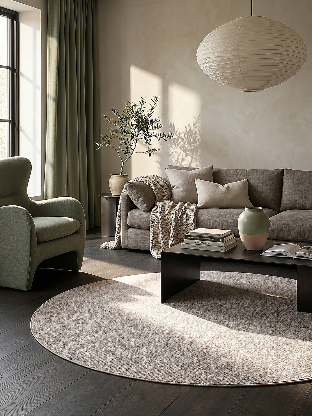 Teppich Beige rund im modernen Wohnzimmer_