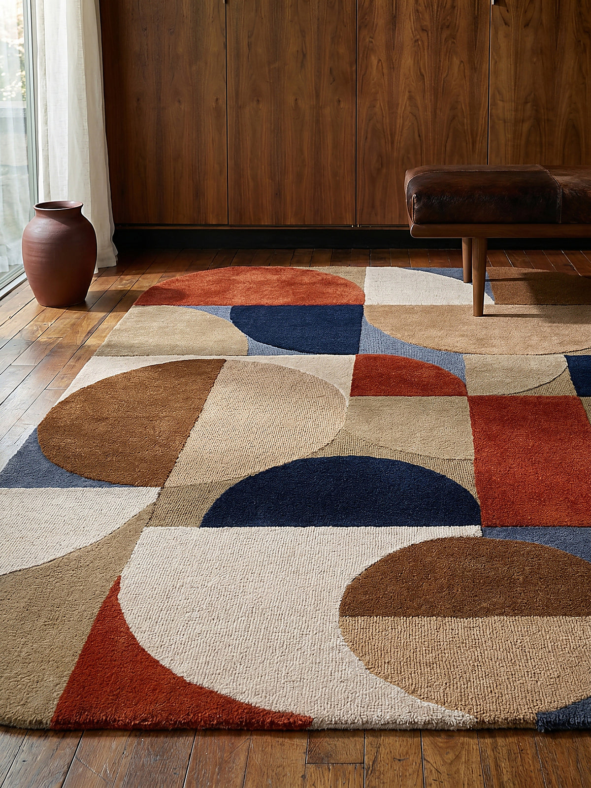 Teppich Multicolor-Terrakotta rechteckig Editorial Interior als Designobjekt drapiert hochwertige Wohnaccessoires_