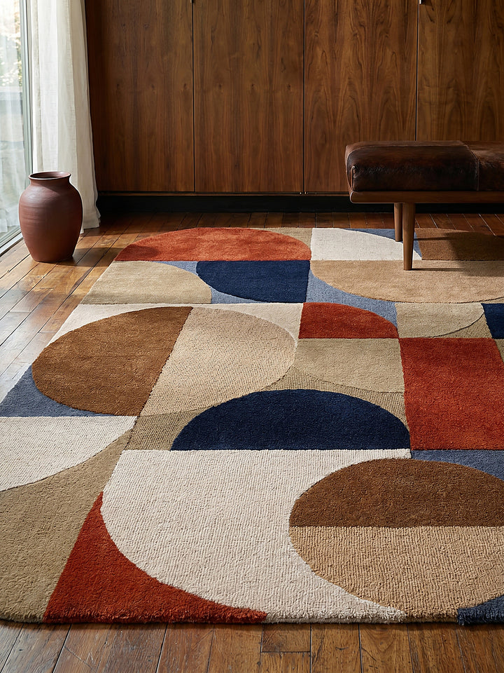 Teppich Multicolor-Terrakotta rechteckig Editorial Interior als Designobjekt drapiert hochwertige Wohnaccessoires_