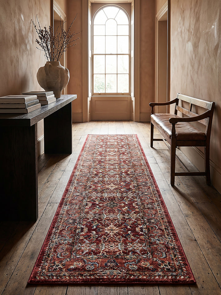 Teppich Rot Läufer Editorial Interior als Designobjekt drapiert hochwertige Wohnaccessoires_