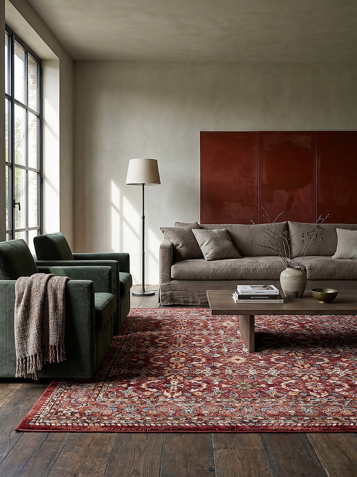 Teppich Rot rechteckig Editorial Interior als Designobjekt drapiert hochwertige Wohnaccessoires_