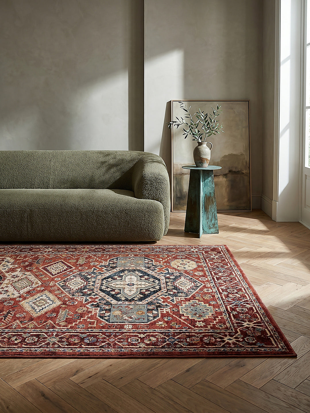 Teppich Rot rechteckig Editorial Interior als Designobjekt drapiert hochwertige Wohnaccessoires_