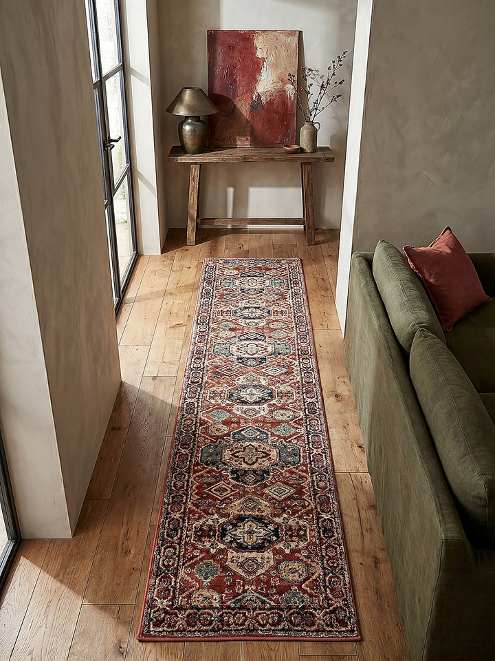 Teppich Rot Läufer Editorial Interior als Designobjekt drapiert hochwertige Wohnaccessoires_