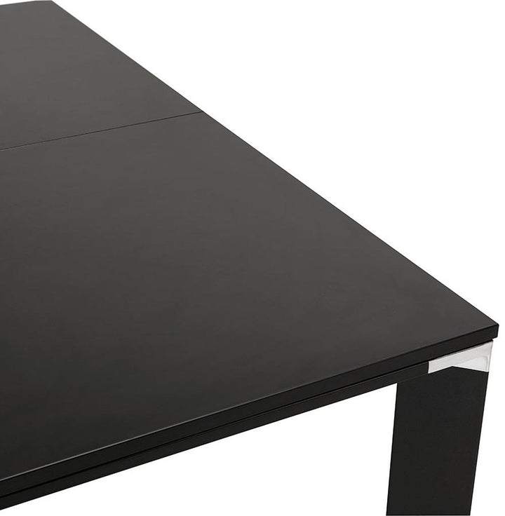 Schreibtisch Materialdetail - Hochwertige schwarze MDF-Oberfläche - kratzfest und pflegeleicht - für intensive tägliche Nutzung geeignet - Kadima Design_