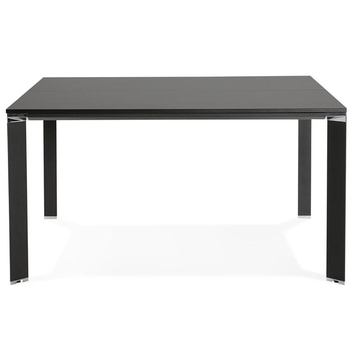 Bürotisch Detailaufnahme - Kontrastreiche schwarze Oberfläche - 74-6 cm Höhe - ergonomisches Design für lange Arbeitstage - Kadima Design_