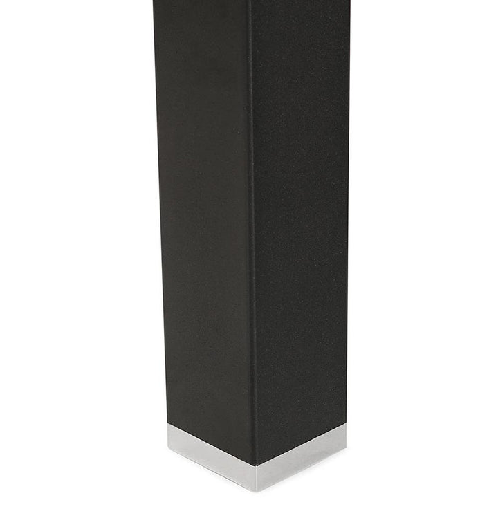 Schreibtisch Materialdetail - Hochwertige schwarze MDF-Oberfläche - kratzfest und pflegeleicht - für intensive tägliche Nutzung geeignet - Kadima Design_