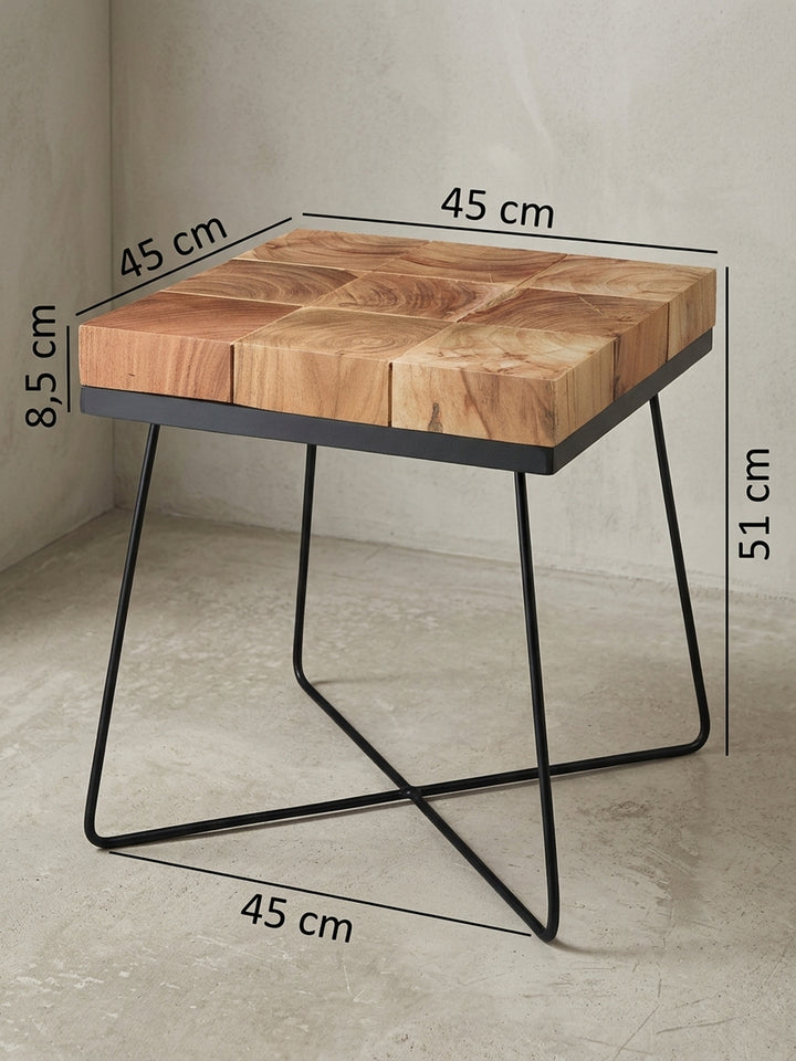 Detailansicht der unteren Konstruktion des Holztisches, das stabile Metallgestell mit Kreuzstrebe sorgt für sicheren Stand und verleiht dem Möbelstück seinen leichten Loft-Charakter._