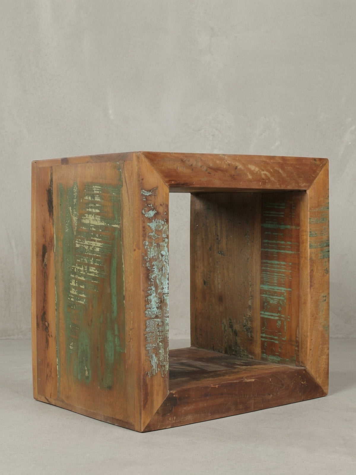 Vorderansicht des massiven Cube Beistelltisches aus Altholz. Das klare quadratische Design von 45x45 cm mit hohlem Innenraum bietet praktische Ablage im Shabby-Chic._