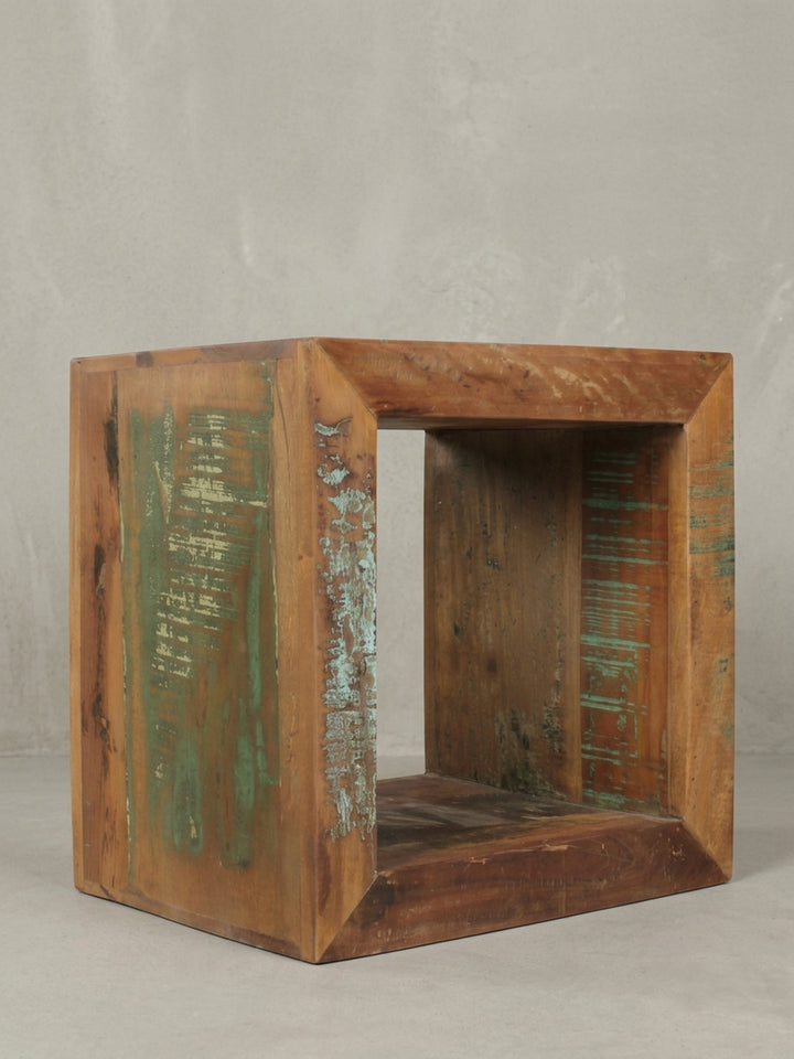 Vorderansicht des massiven Cube Beistelltisches aus Altholz. Das klare quadratische Design von 45x45 cm mit hohlem Innenraum bietet praktische Ablage im Shabby-Chic._