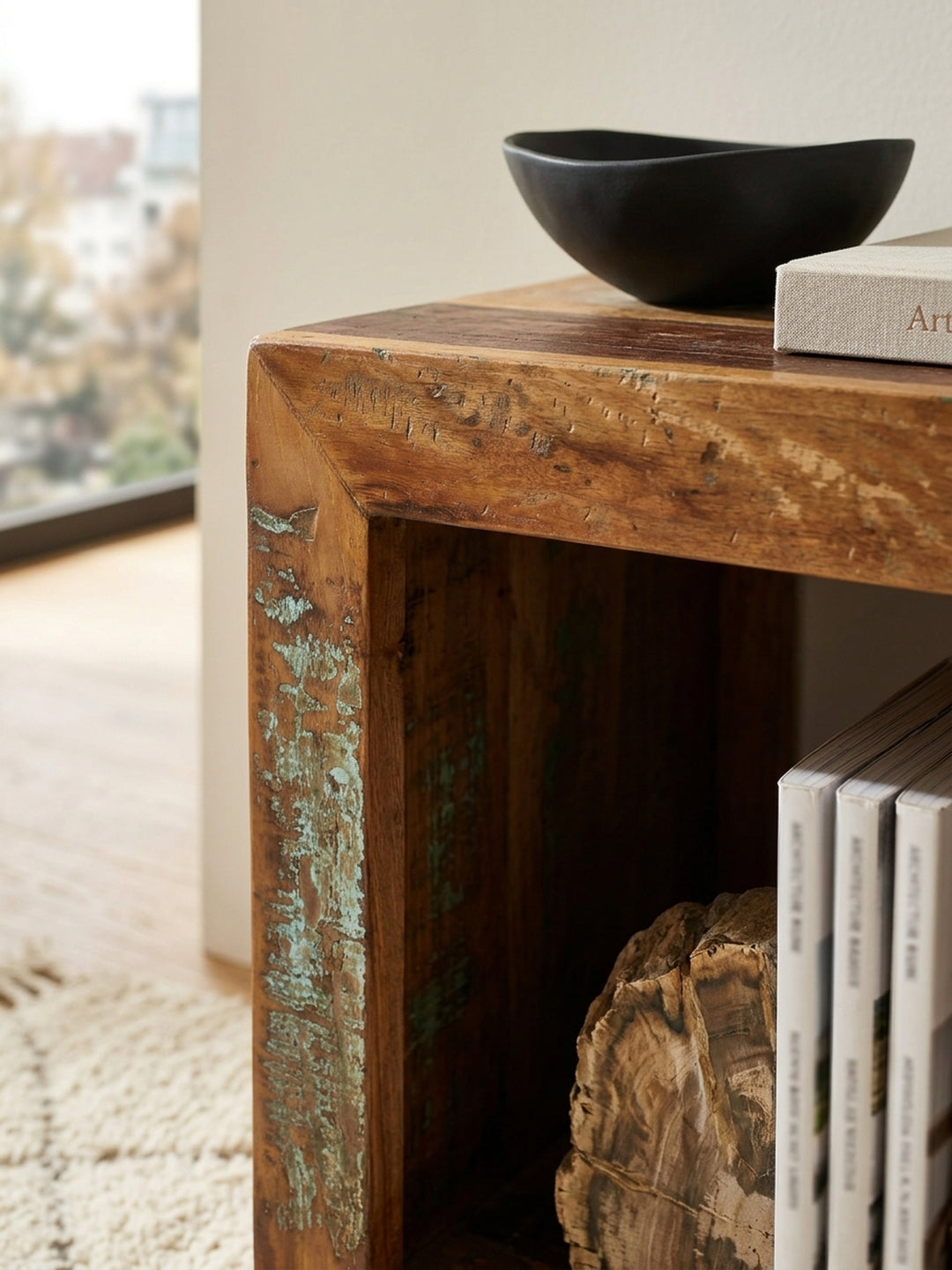 Detailaufnahme der Mangoholz-Oberfläche des Beistelltisches. Sichtbare Maserung, authentische Farbreste in Petrol und eine versiegelte Patina betonen den Shabby-Chic._