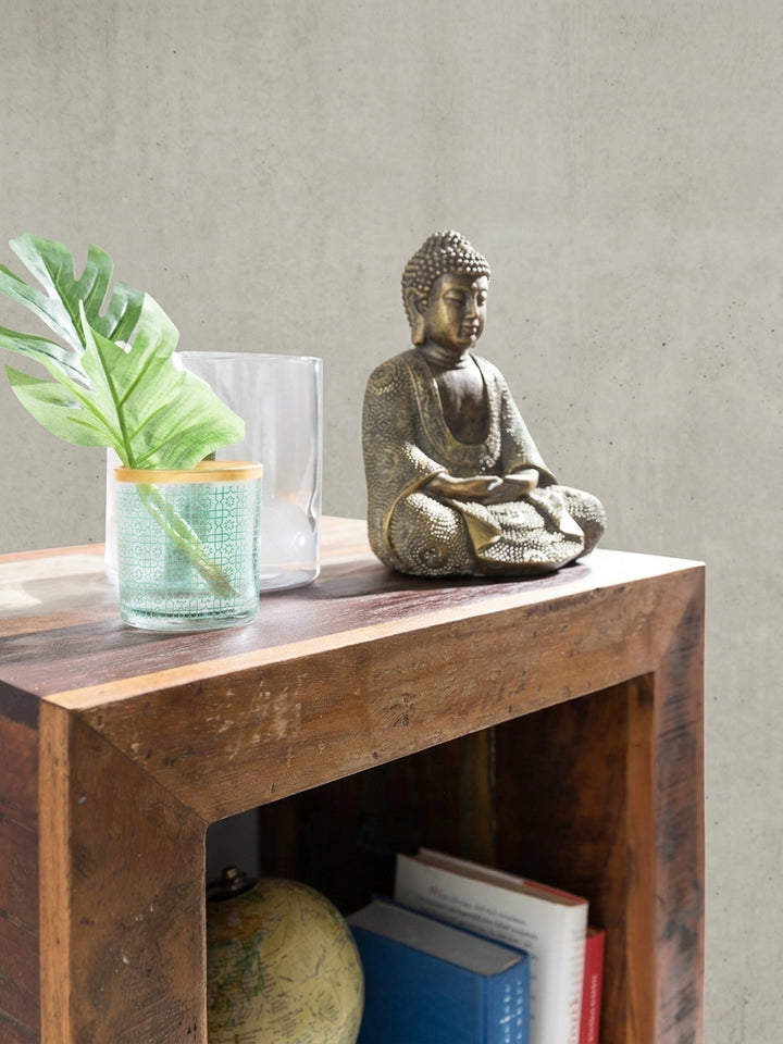 Gesamtübersicht des würfelförmigen Standregals im Shabby-Chic. Die Kombination aus klaren Linien und rustikalem Altholz vereint modernes Design und Nachhaltigkeit._