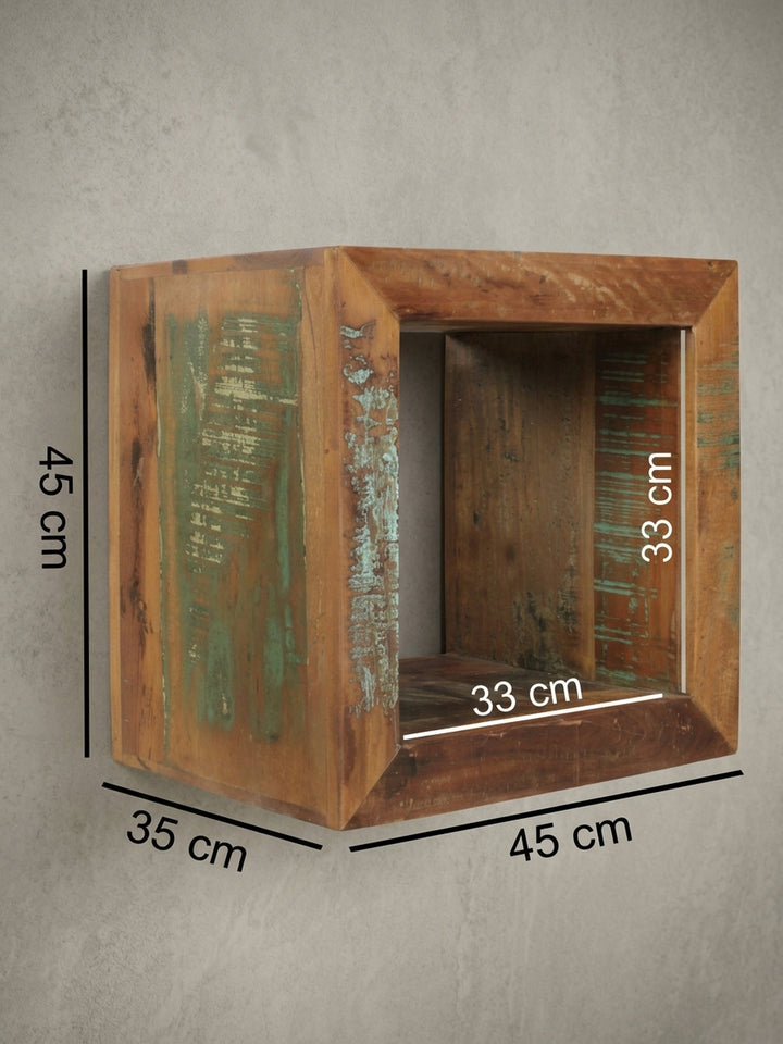 Detailansicht der Kanten des quadratischen Massivholztisches. Die handwerkliche Verarbeitung des recycelten Holzes macht jeden Cube Tisch zu einem echten Unikat._