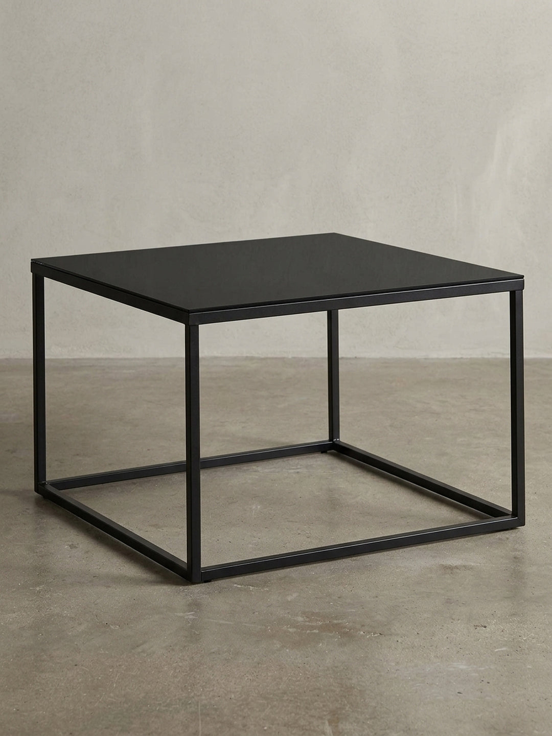 Gesamtüberblick des quadratischen Wohnzimmertisches aus Stahl, der das puristische und vielseitig kombinierbare Design für moderne Einrichtungen zusammenfasst._