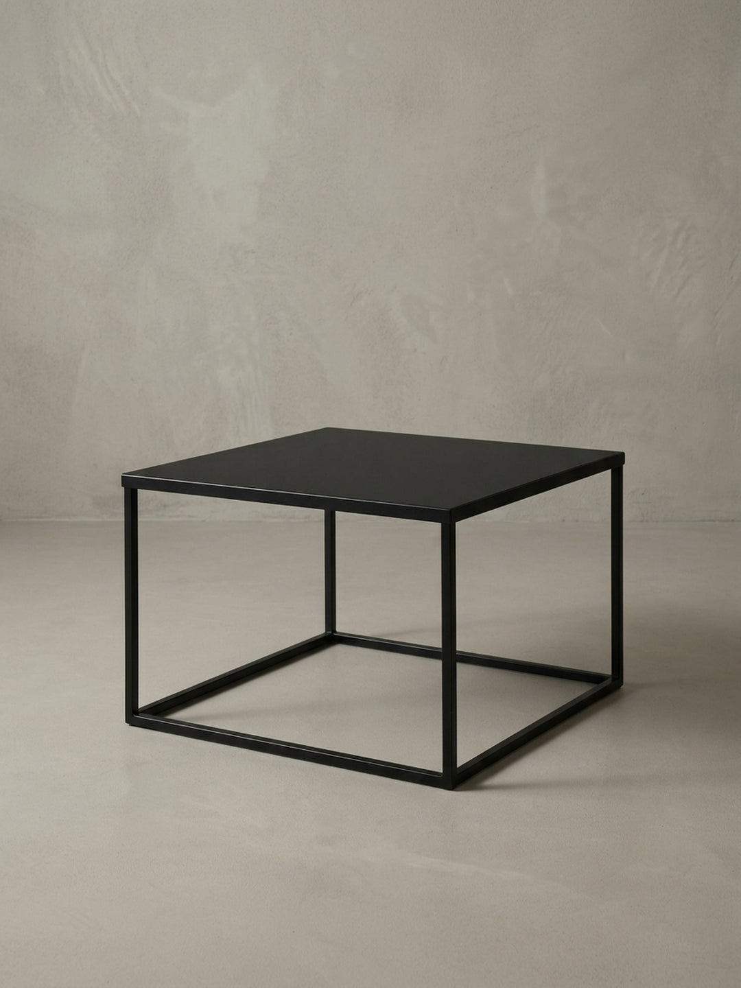 Seitenprofil des Loungetisches aus Metall, das die exakte Höhe von 40 cm und das filigrane, aber robuste Design des Stahlrahmens zur Geltung bringt._