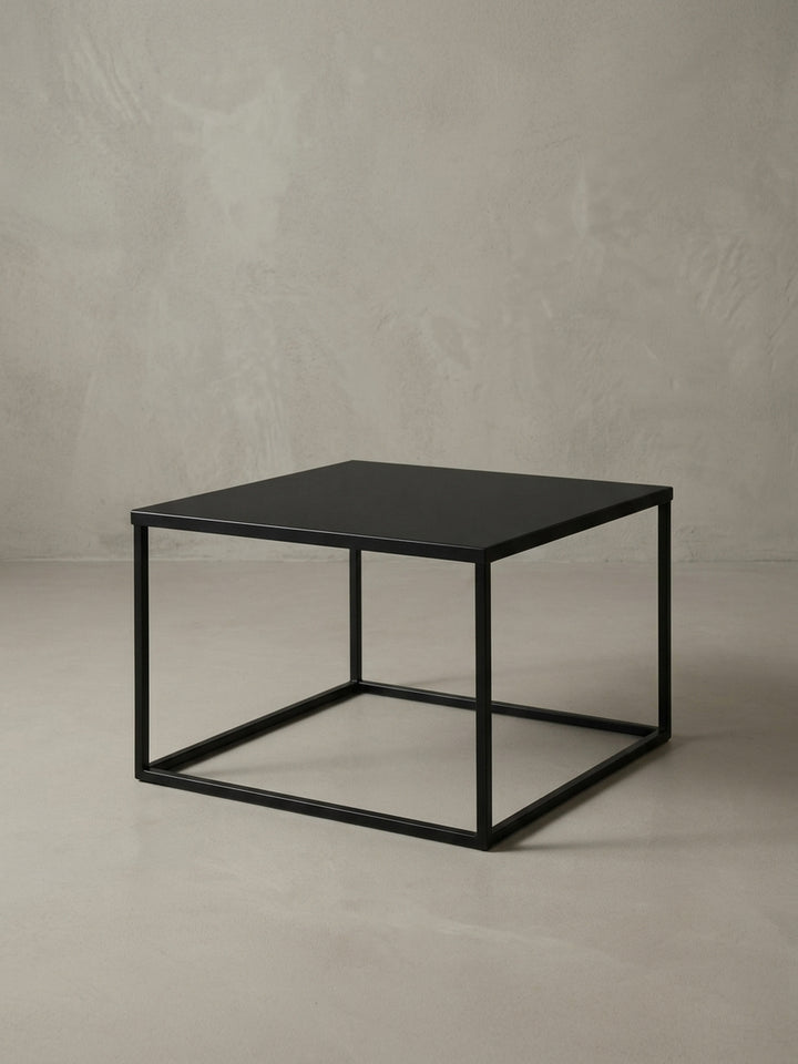 Seitenprofil des Loungetisches aus Metall, das die exakte Höhe von 40 cm und das filigrane, aber robuste Design des Stahlrahmens zur Geltung bringt._