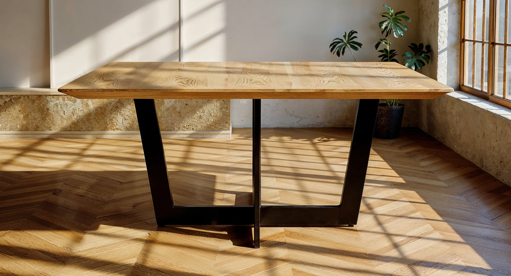 Quadratischer_Esstisch_140x140_cm_mit_Echtholzfurnierplatte_und_schwarzem_Designer-Metallgestell_für_modernes_Esszimmer_KADIMA_DESIGN_
