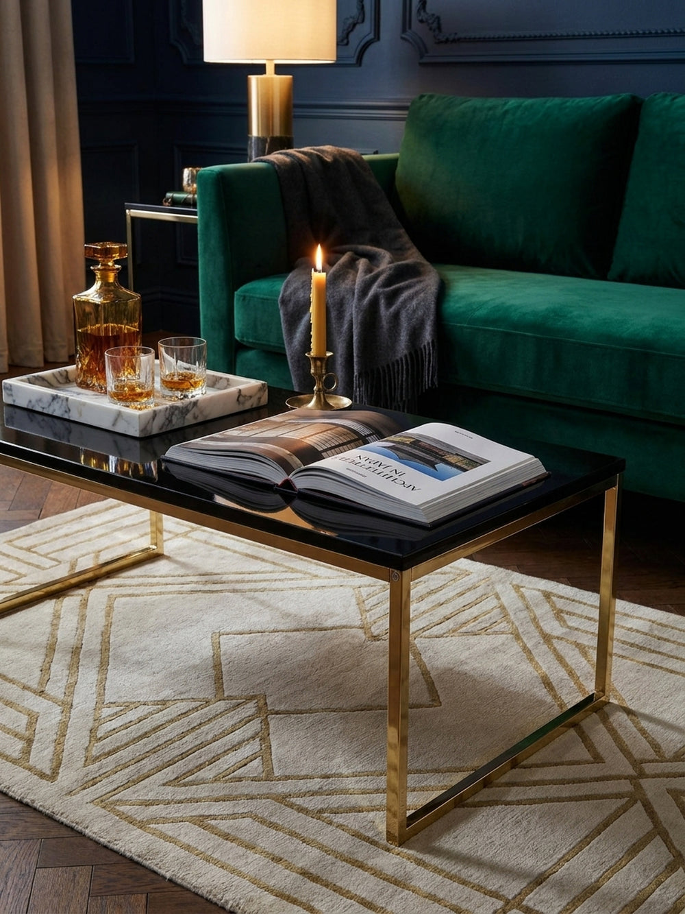 Ein funkelnder goldener Sofatisch dekoriert mit einer Calacatta-Marmorschale und einem bernsteinfarbenen Dekanter in einem stimmungsvollen Pariser Apartment._