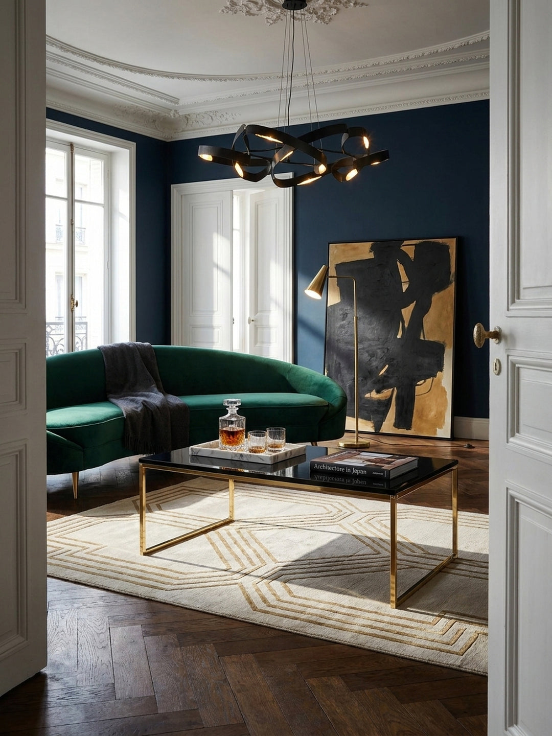 Eleganter rechteckiger Couchtisch mit schwarz lackierter MDF-Platte und goldenem Stahlgestell im luxuriösen Art-Deco Wohnzimmer vor mitternachtsblauer Wand._