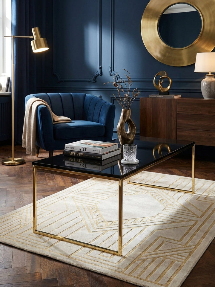Der moderne Loungetisch mit filigranen Metallbeinen harmoniert perfekt mit dunklem Fischgrätparkett und einem minimalistischen Samtsessel im Wohnbereich._