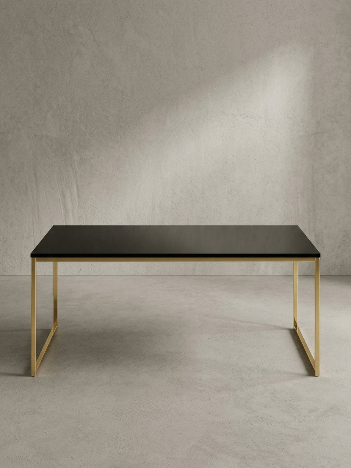 Schräger Blick auf den Design Wohnzimmertisch in Schwarz und Gold, der die schlanke Silhouette und das offene Rahmendesign aus lackiertem Metall zeigt.