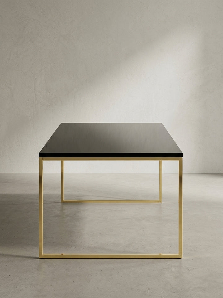 Erhöhte Perspektive auf den rechteckigen Loungetisch, welche die großzügige 120x60 cm Ablagefläche und die spiegelnde Hochglanzoberfläche in Schwarz hervorhebt._