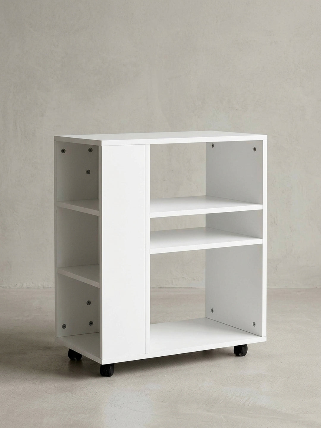 Freistehendes, weißes Beistellregal auf schwarzen Rollen in der Frontansicht. Das 60 cm breite und 75 cm hohe Holzregal überzeugt durch sein minimalistisches, funktionales Design._