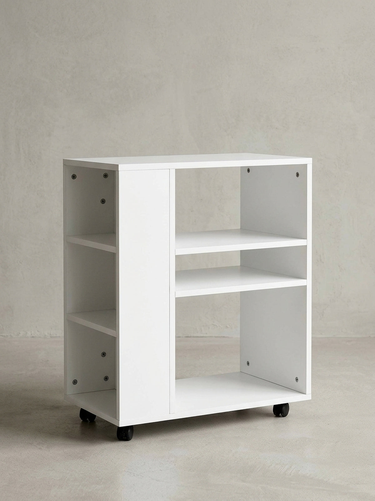 Freistehendes, weißes Beistellregal auf schwarzen Rollen in der Frontansicht. Das 60 cm breite und 75 cm hohe Holzregal überzeugt durch sein minimalistisches, funktionales Design._