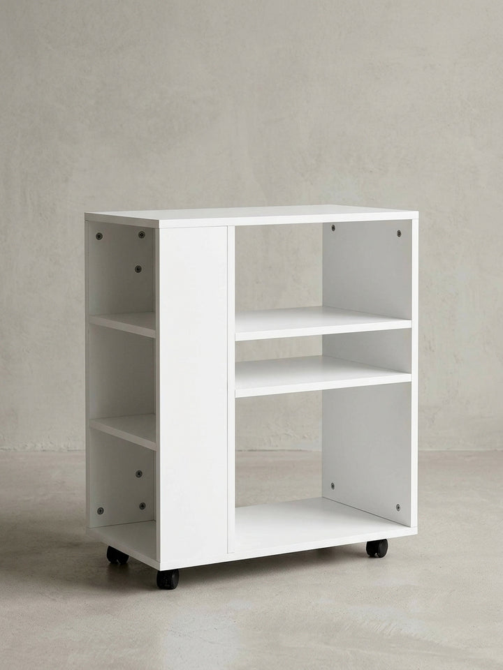 Freistehendes, weißes Beistellregal auf schwarzen Rollen in der Frontansicht. Das 60 cm breite und 75 cm hohe Holzregal überzeugt durch sein minimalistisches, funktionales Design._