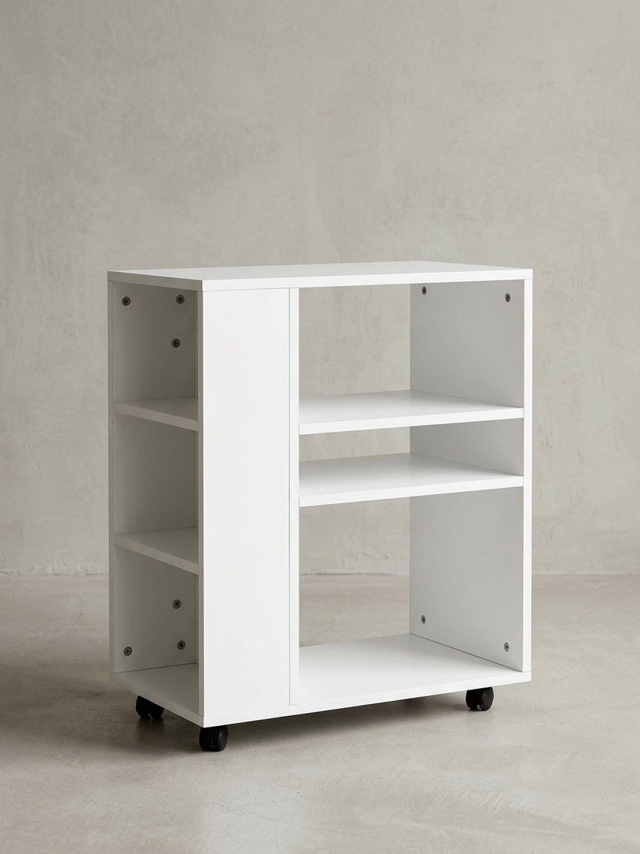 Freistehendes, weißes Beistellregal auf schwarzen Rollen in der Frontansicht. Das 60 cm breite und 75 cm hohe Holzregal überzeugt durch sein minimalistisches, funktionales Design._