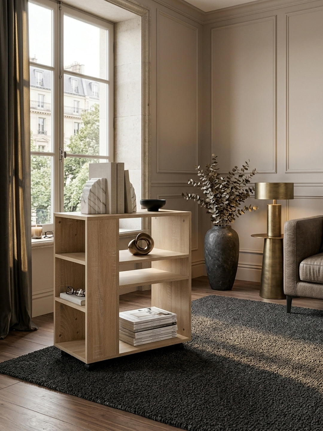 Eleganter Regalwagen in Eiche Sonoma (60x35x75 cm) im luxuriösen Home Office. Mobiler Beistelltisch auf Rollen mit offenen Fächern neben einem Schreibtisch, stilvoll und modern dekoriert._