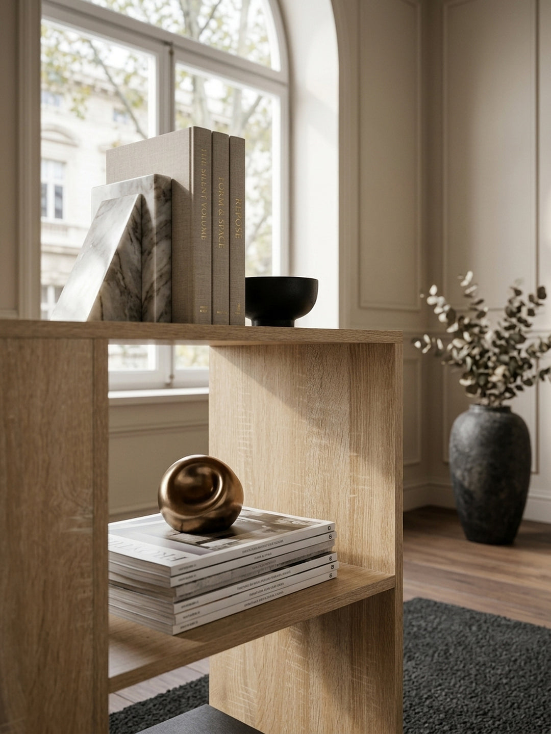 Detailaufnahme der melaminbeschichteten Oberfläche in Sonoma Eiche. Die realistische Holzmaserung des schmalen Bücherregals wirkt natürlich und ist kratzfest sowie besonders pflegeleicht._