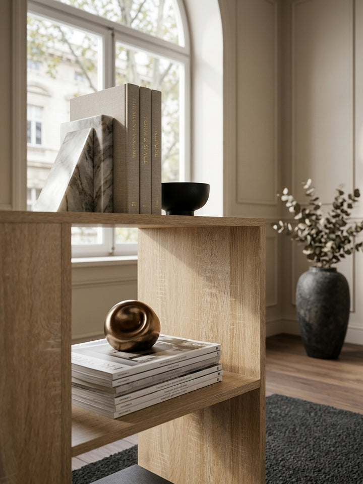 Detailaufnahme der melaminbeschichteten Oberfläche in Sonoma Eiche. Die realistische Holzmaserung des schmalen Bücherregals wirkt natürlich und ist kratzfest sowie besonders pflegeleicht._