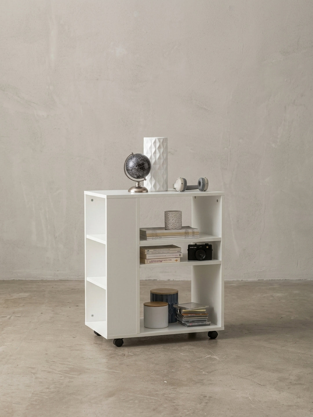 Alternative Perspektive des mobilen Bücherregals aus weißem Holz. Die offene Gestaltung ermöglicht bequemen Zugriff auf Aktenordner und Dekoration im modernen Arbeitszimmer._