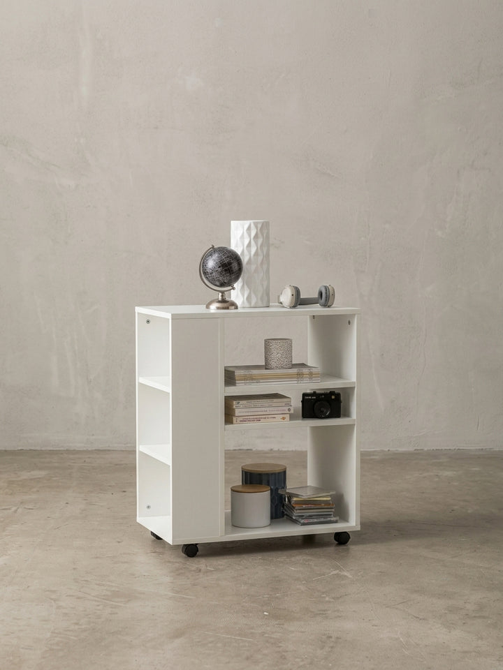 Alternative Perspektive des mobilen Bücherregals aus weißem Holz. Die offene Gestaltung ermöglicht bequemen Zugriff auf Aktenordner und Dekoration im modernen Arbeitszimmer._