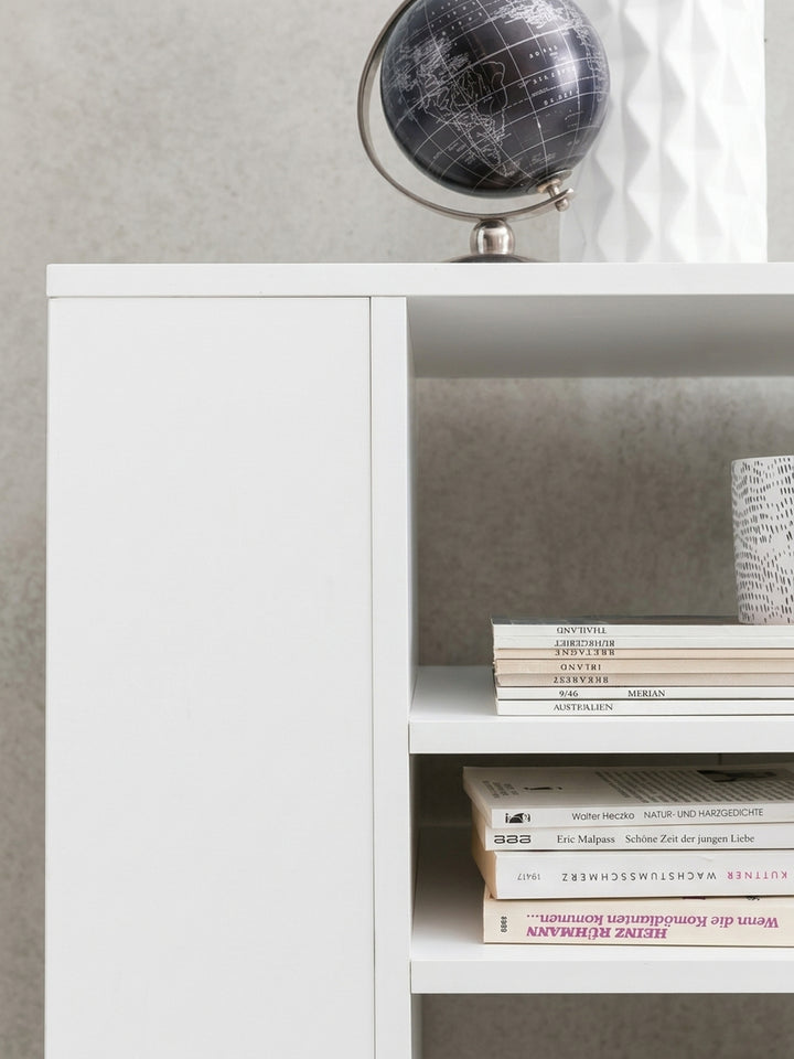 Makroaufnahme der schwarzen Kunststoffrollen am weißen Regalwagen. Die funktionalen Leichtlaufrollen gewährleisten müheloses Verschieben des 75 cm hohen Standcontainers im Raum._