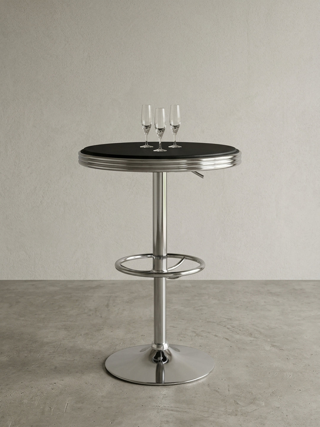 Runder Bartisch im 50er Jahre Retro-Design freigestellt. Die schwarze Kunstleder-Tischplatte und das glänzende Aluminium-Trompetengestell bilden einen starken Kontrast in Silber-Schwarz._