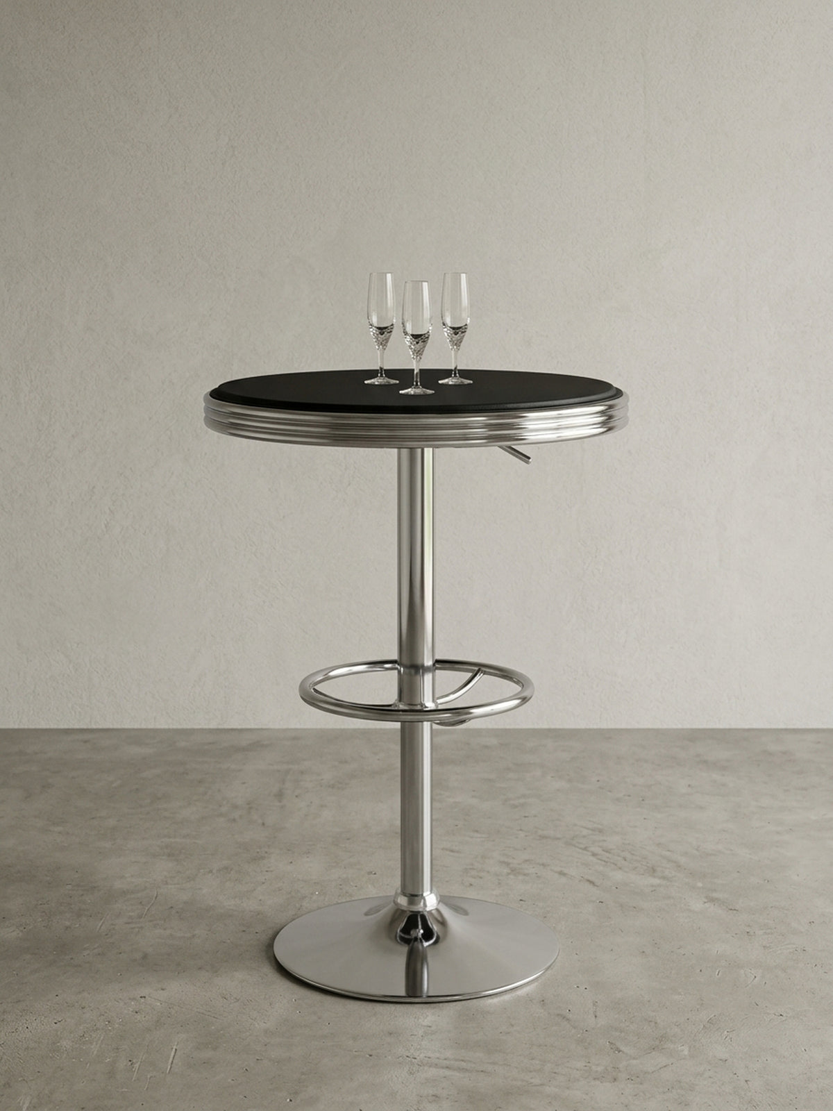 Runder Bartisch im 50er Jahre Retro-Design freigestellt. Die schwarze Kunstleder-Tischplatte und das glänzende Aluminium-Trompetengestell bilden einen starken Kontrast in Silber-Schwarz._