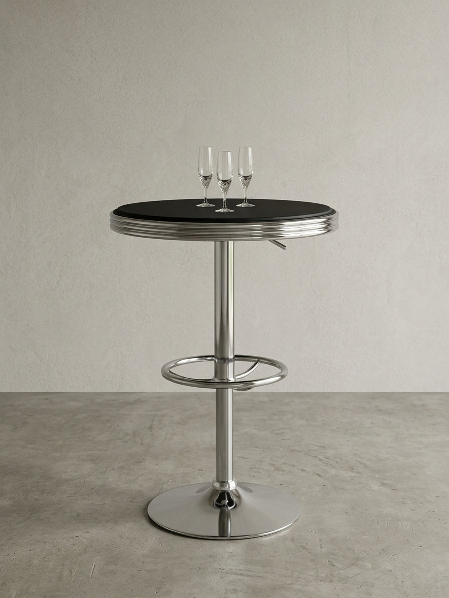 Runder Bartisch im 50er Jahre Retro-Design freigestellt. Die schwarze Kunstleder-Tischplatte und das glänzende Aluminium-Trompetengestell bilden einen starken Kontrast in Silber-Schwarz._