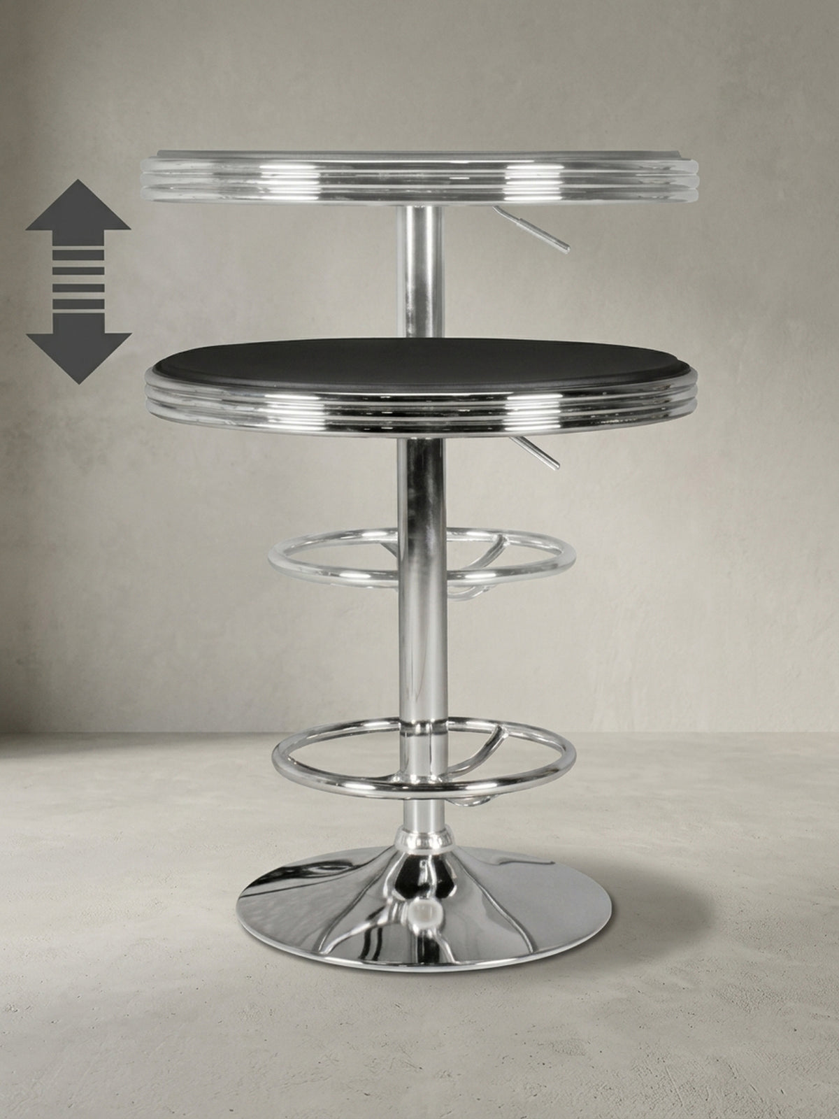 Seitenprofil des höhenverstellbaren Stehtisches. Deutlich erkennbar ist die schlanke Aluminiumsäule mit dem massiven Trompetenfuß, der dem schwarzen Diner-Tisch sicheren Stand verleiht._